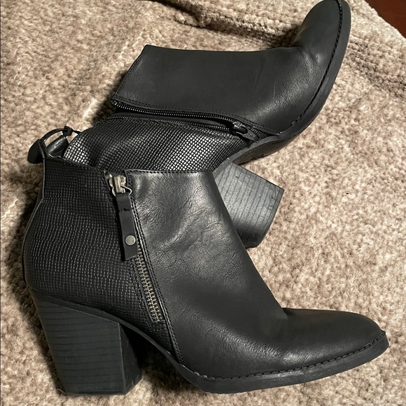 Universal Thread Black Ankle Booties - Picture 4 of 5